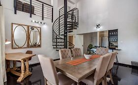 Upmarket Sandton Apartment